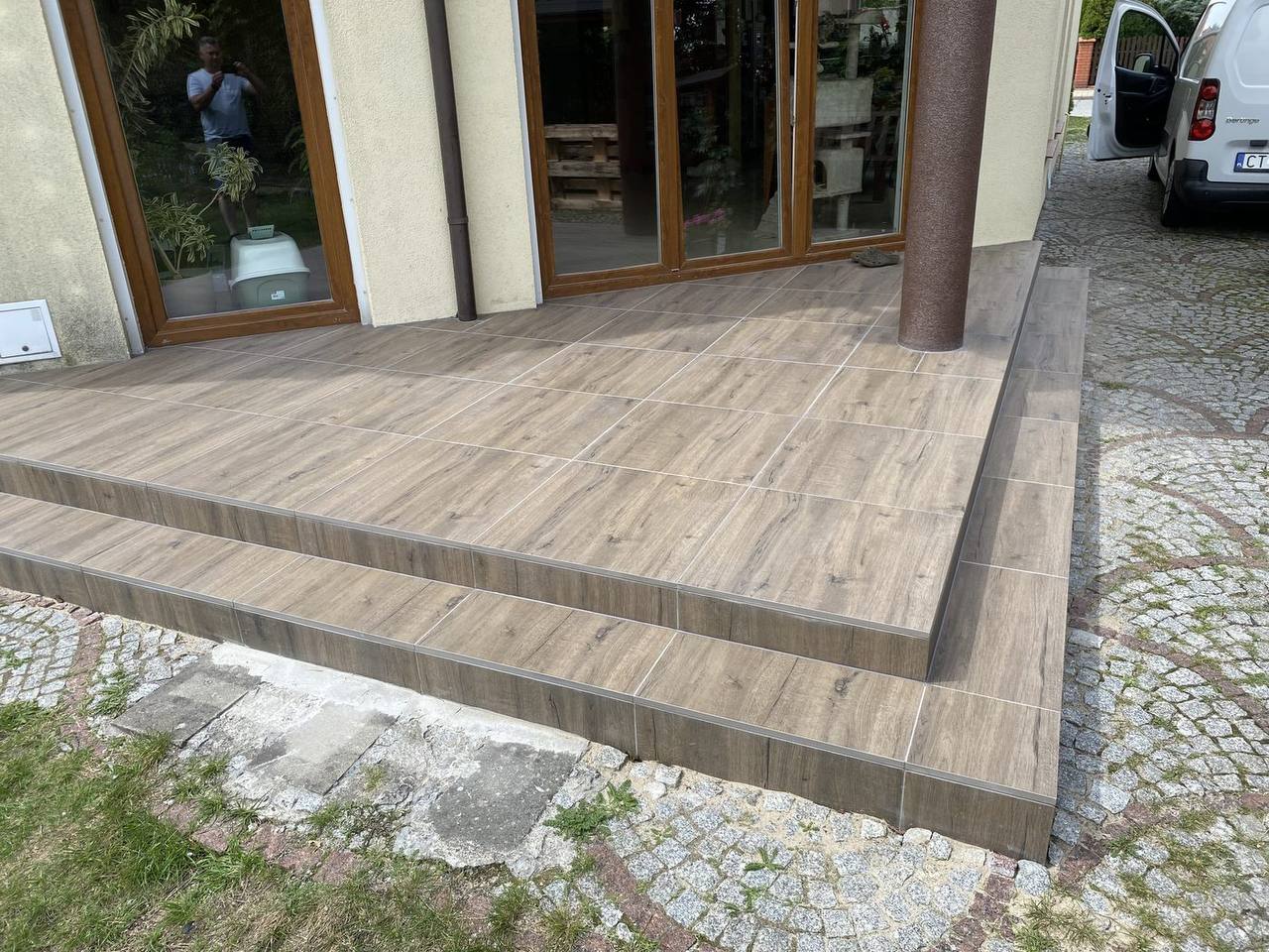 Taras z tarasowymi schodami i kolumną, widok ogólny